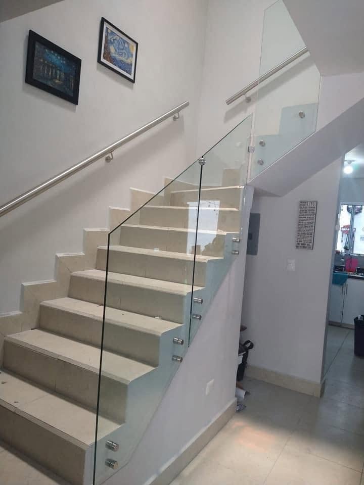 Barandal de escalera sin pasamano